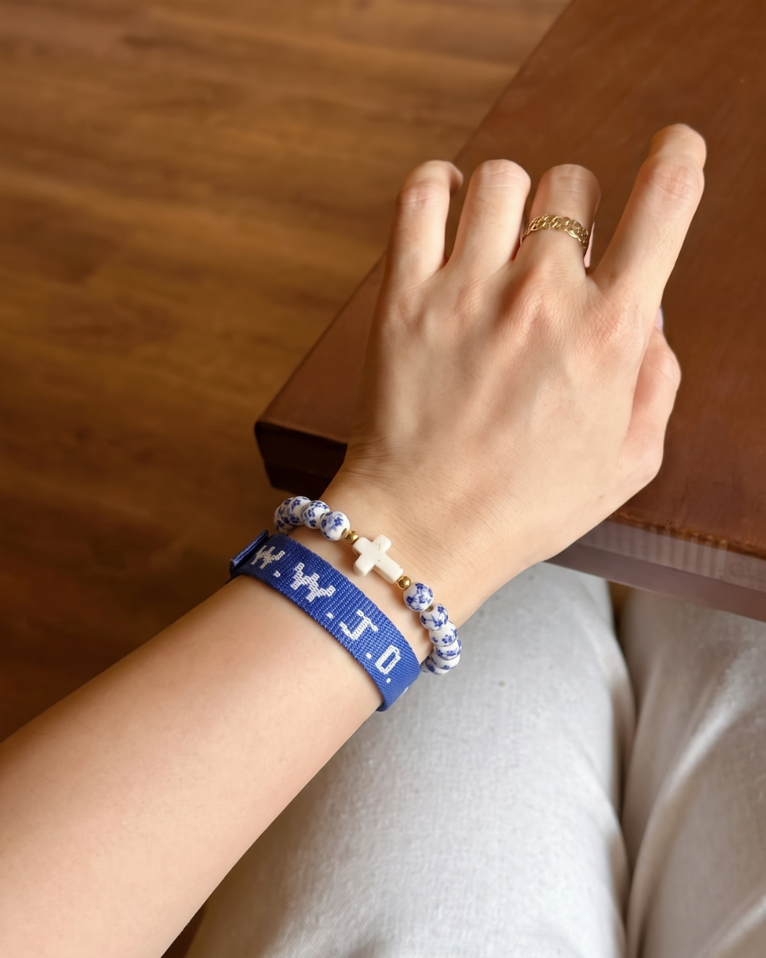 Kit de 2 Pulseiras WWJD com Cruz e Cerâmica Floral