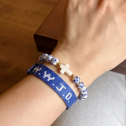 Kit de 2 Pulseiras WWJD com Cruz e Cerâmica Floral