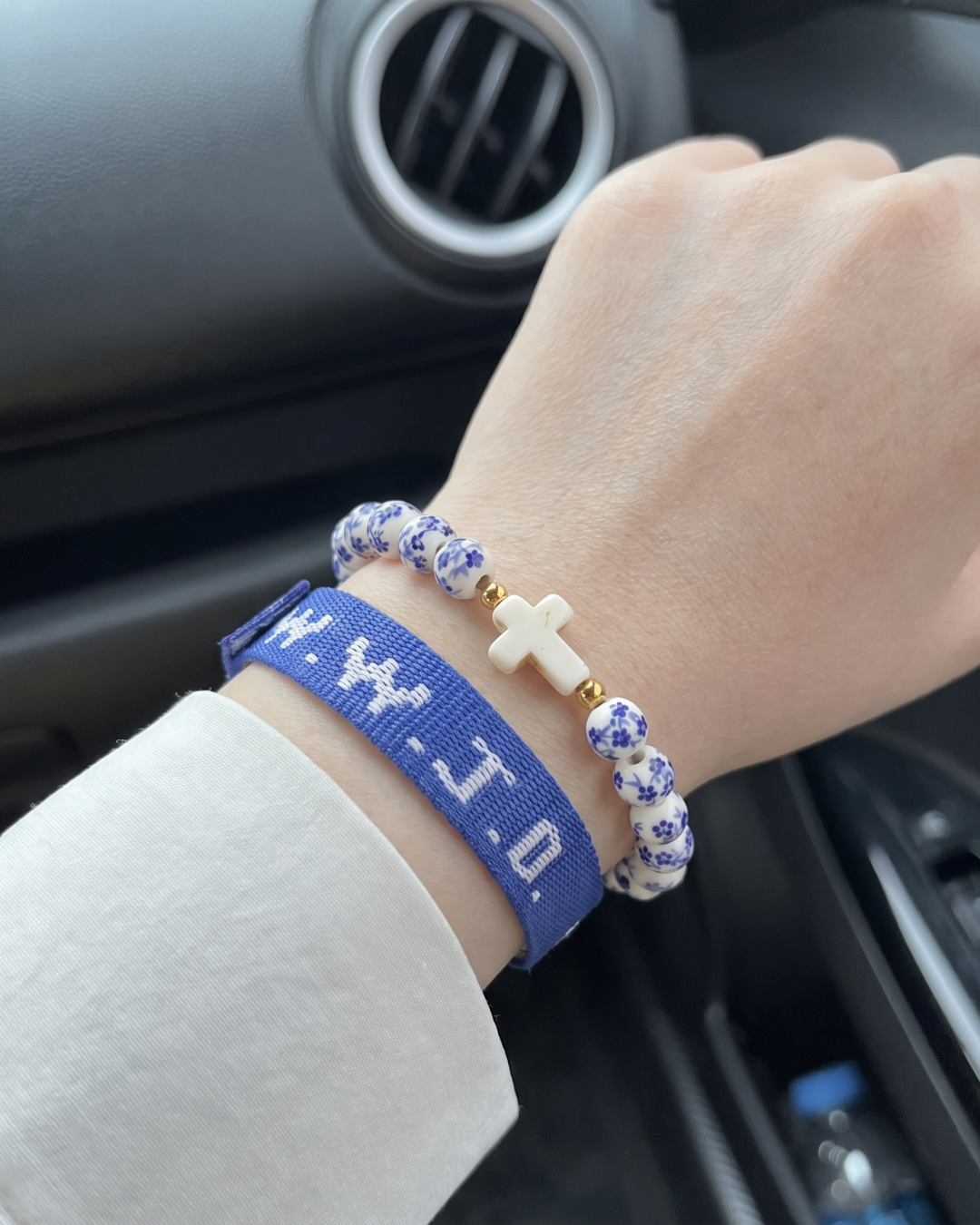 Kit de 2 Pulseiras WWJD com Cruz e Cerâmica Floral