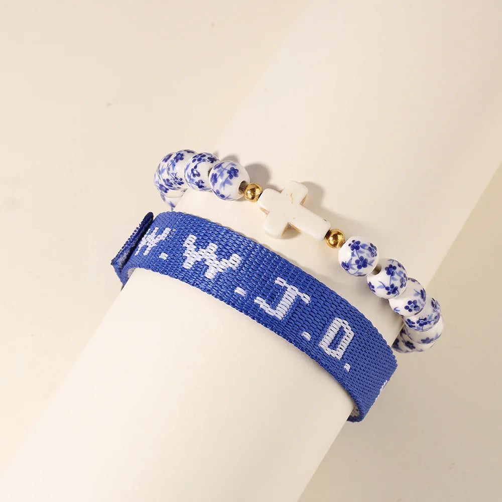 Kit de 2 Pulseiras WWJD com Cruz e Cerâmica Floral