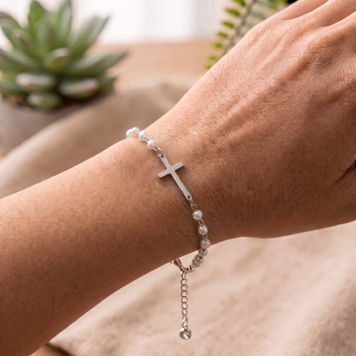 Pulseira Elora de Pérolas com Cruz