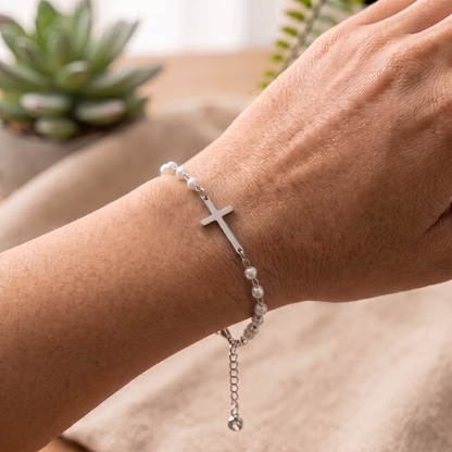 Pulseira Elora de Pérolas com Cruz