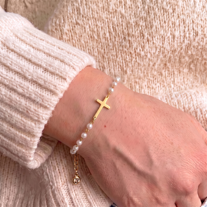 Pulseira Elora de Pérolas com Cruz