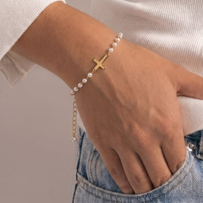 Pulseira Elora de Pérolas com Cruz