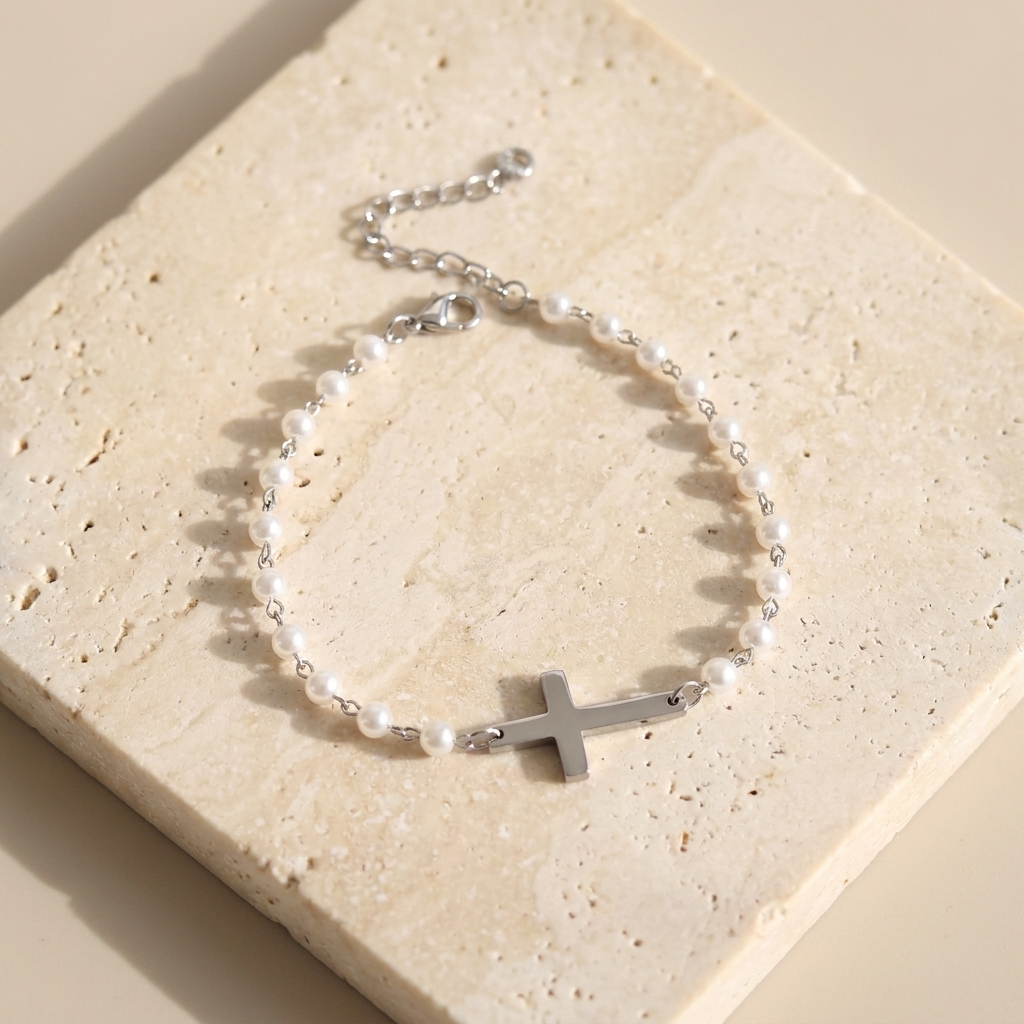 Pulseira Elora de Pérolas com Cruz